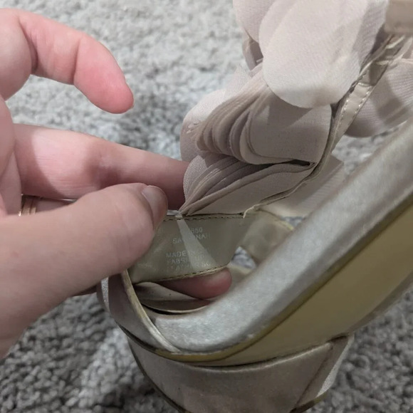 Kate Preston Heels Size 8 Champagne color with floral detail - Picture 5 of 7